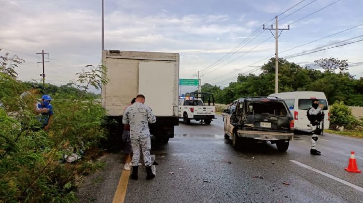 Camión choca contra transporte de personal en carretera de la Riviera Maya