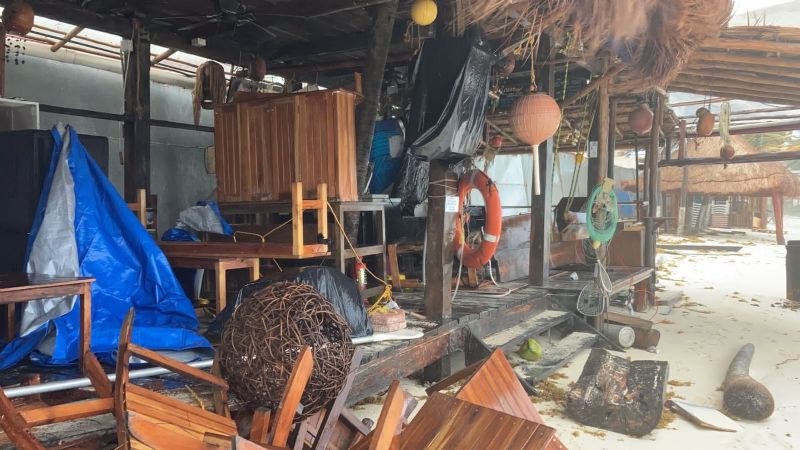 Saquean restaurante tras paso del Huracán Grace en Playa del Carmen