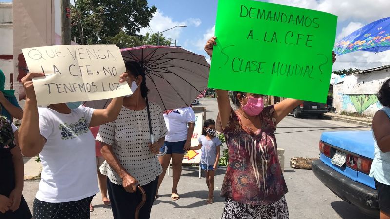 Vecinos exigen a la CFE reconexión de luz en la Región 107 de Cancún