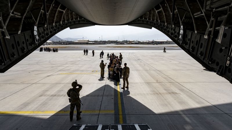 Washington despliega helicópteros para rescatar a 169 estadounidenses en Kabul