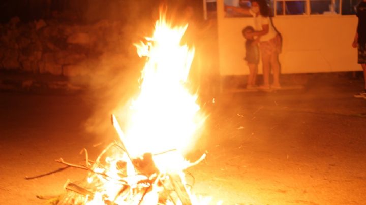 Vecinos de la colonia Mayapán queman ramas en protesta por la falta de luz en Mérida: VIDEO
