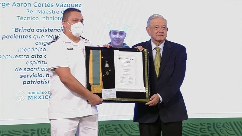 AMLO entrega condecoración Miguel Hidalgo a personal de salud por labor ante COVID-19