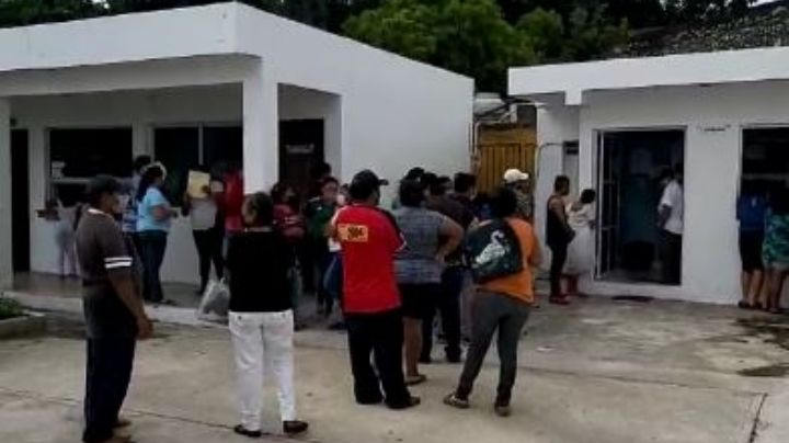 Padres de familia hacen largas filas para recibir  becas "Benito Juárez" en Hunucmá, Yucatán
