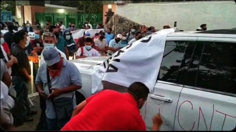 Maestros bloquean carretera San Cristóbal-Tuxtla ante la llegada de AMLO