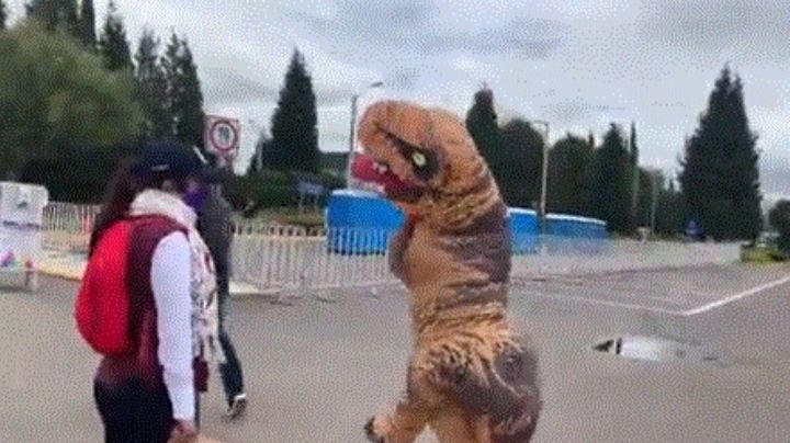 Joven vestido de dinosaurio acude por su ‘Dinovacuna’ contra COVID-19 en Toluca