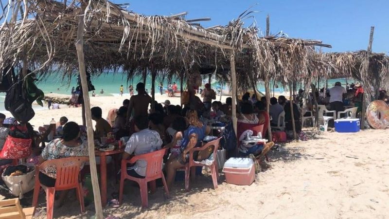 Denuncian la instalación de palapas ilegales en la costa de Chelem; afectan residencias