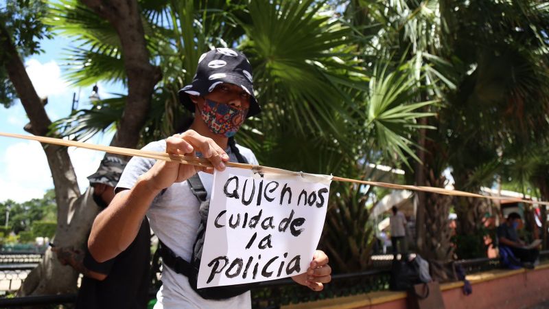 Jóvenes se manifiestan contra el abuso policiaco en el Centro de Mérida