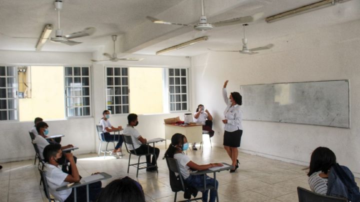 Gobernador de Quintana Roo busca regreso a clases presenciales en pleno Semáforo Naranja