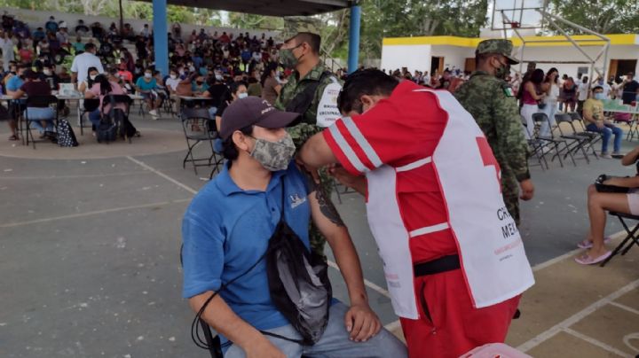Jóvenes 'agotan' primera remesa de vacunas contra COVID-19 en Felipe Carrillo Puerto
