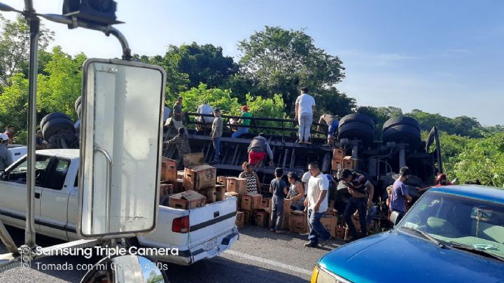 Rapiñan tráiler de cerveza tras volcadura en Escárcega, Campeche
