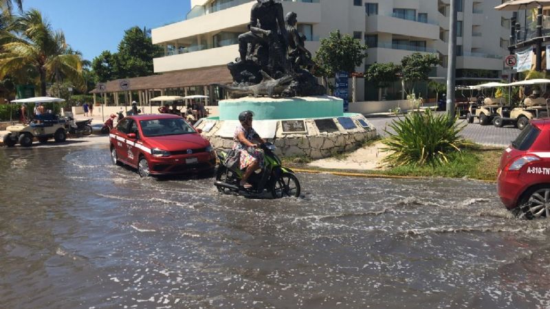 Desbordamiento de aguas negras inunda avenida principal en Isla Mujeres