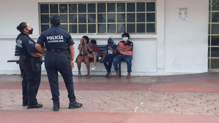 Policías detienen a cuatro niños por 'hostigar' a turistas en Cozumel