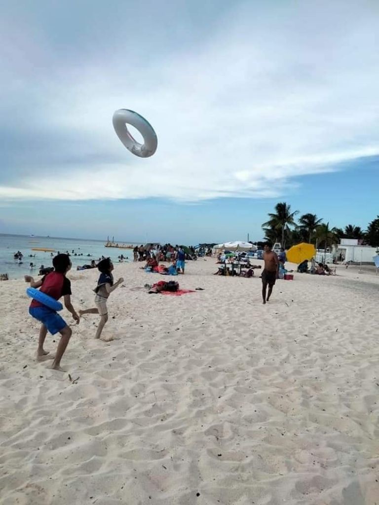 Vecinos de Cozumel se quedan sin espacios en playas públicas | PorEsto