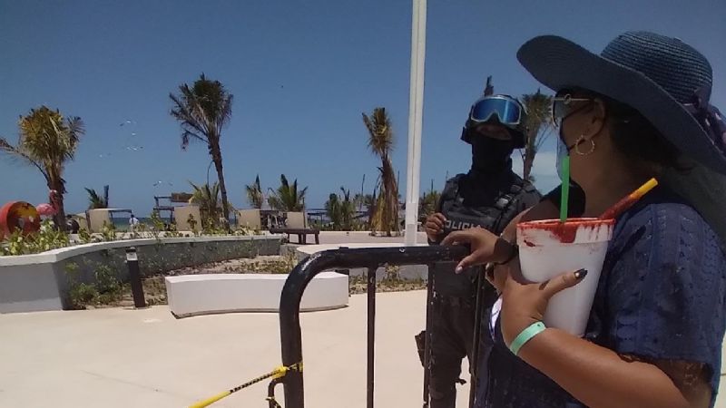 'No podemos tomarnos una simple foto': Turistas agreden a un policía en Progreso, Yucatán