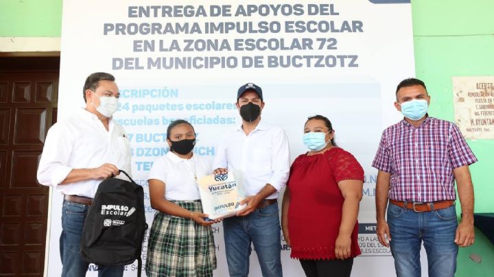 Mauricio Vila entrega equipos escolares y certificados para la vivienda en Buctzotz, Yucatán