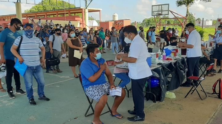 Jóvenes abarrotan módulo de vacunación anticovid en Lázaro Cárdenas, Quintana Roo