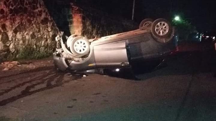 Conductor ebrio vuelca su vehículo tras caer a un desnivel de la Av. Heriberto Frías en Chetumal