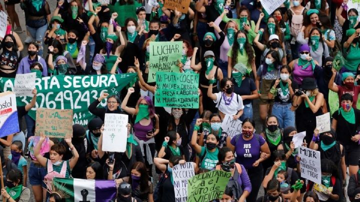 Mujeres encapuchadas causan disturbios en el Centro Histórico durante la marcha a favor del aborto
