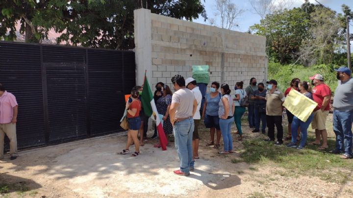 Funcionarios de Carrillo Puerto se manifiestan durante informe del Alcalde por falta de pagos