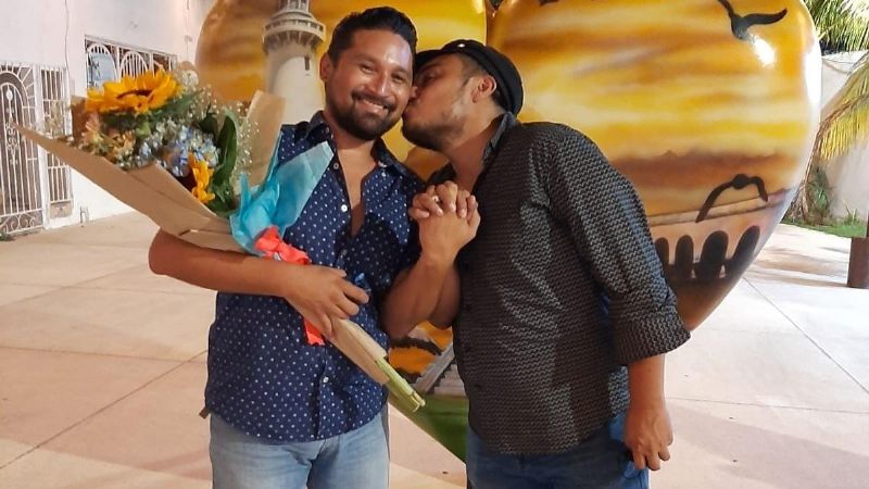 Pareja gay se da el 'sí' en Progreso, Yucatán, tras 18 años de relación