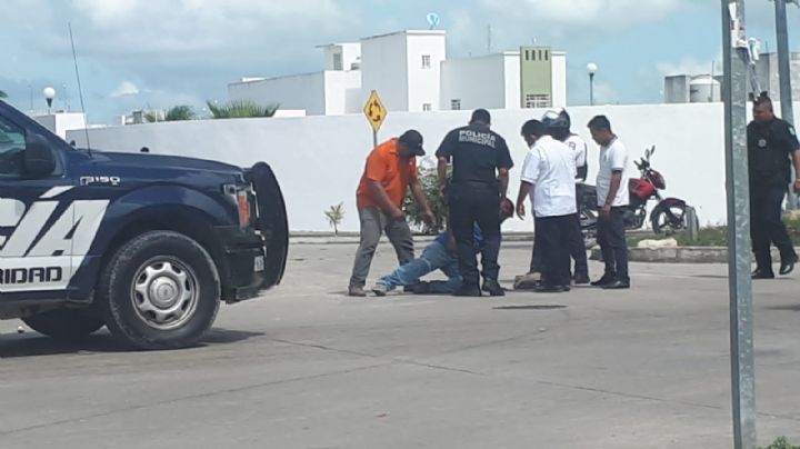 Choque entre motociclista y un automóvil deja dos lesionados en Playa del Carmen