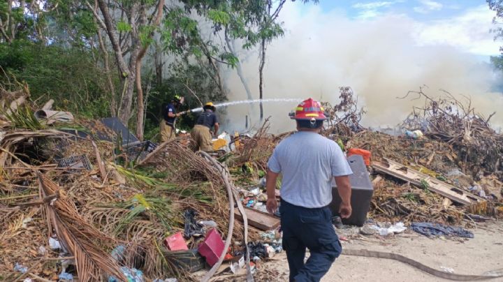 Se incendia basurero clandestino en la delegación de Puerto Aventuras, Quintana Roo