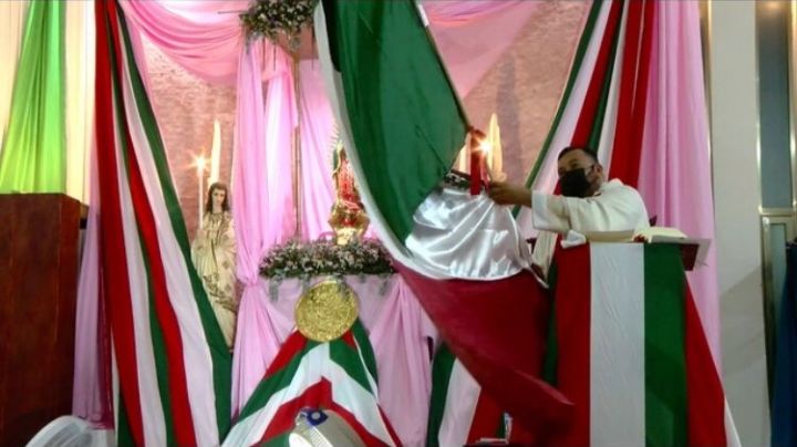 Párroco da el Grito de Independencia en Iglesia de la Divina Providencia de Chetumal