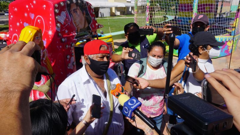 Líder de locatarios se amarra a juego mecánico para exigir apoyo del Gobierno de Campeche