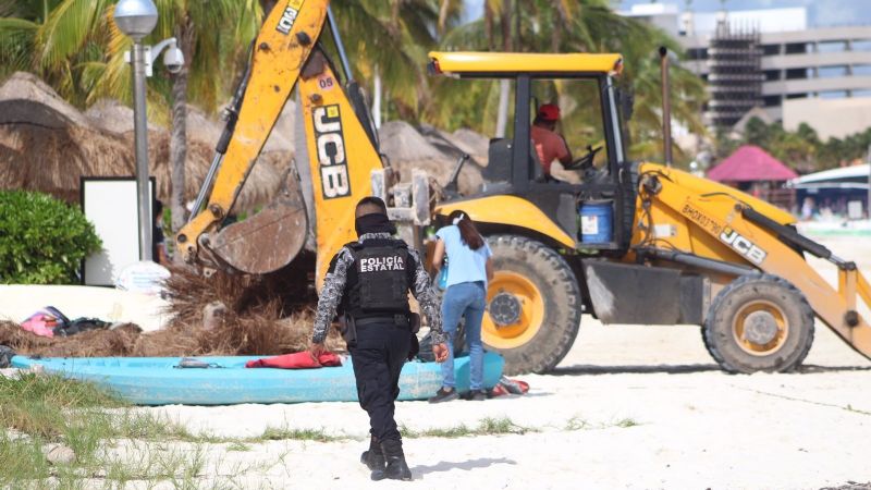Autoridades policiacas liberan espacios públicos en Playa Langosta de Cancún