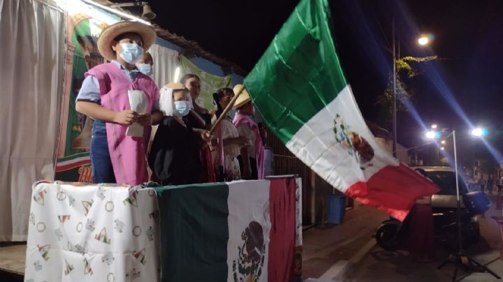 Familia de Carrillo Puerto da su propio Grito y hace ceremonia con vecinos