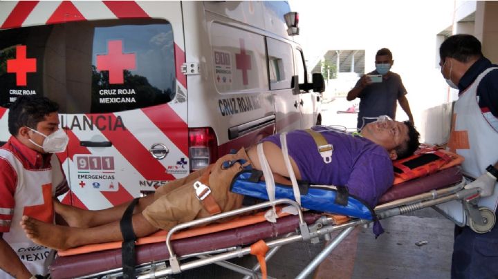 Pescador de Ciudad del Carmen cae al agua y se corta el brazo; lo trasladan a un hospital
