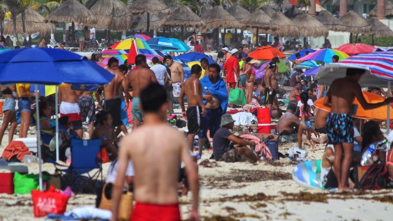 Cancunenses olvidan el COVID-19 y abarrotan playas en día festivo: FOTOS