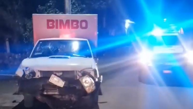 Choque entre camioneta de Bimbo y un automóvil deja un lesionado en José María Morelos