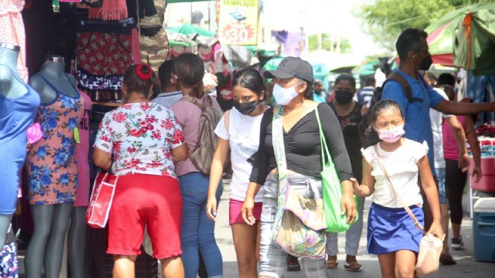 Ciudadanos 'abarrotan' el tianguis de la Región 101 de Cancún