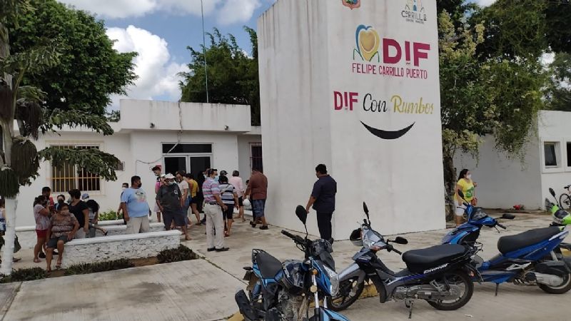 Burócratas toman el DIF municipal tras incumplimiento de pago por el edil de Carrillo Puerto