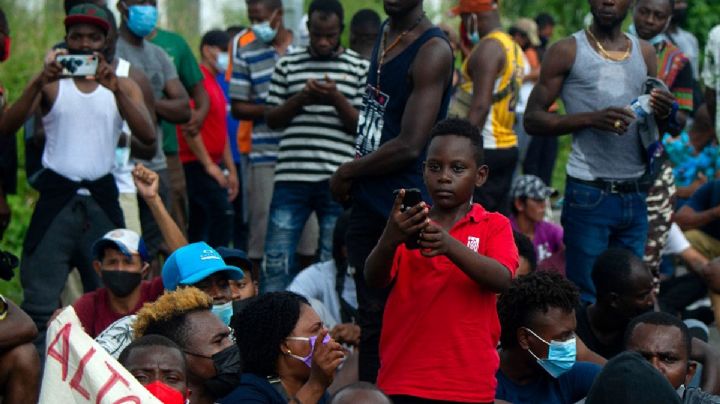Migrantes haitianos acampan en la 'Glorieta de La Historia' en Cancún