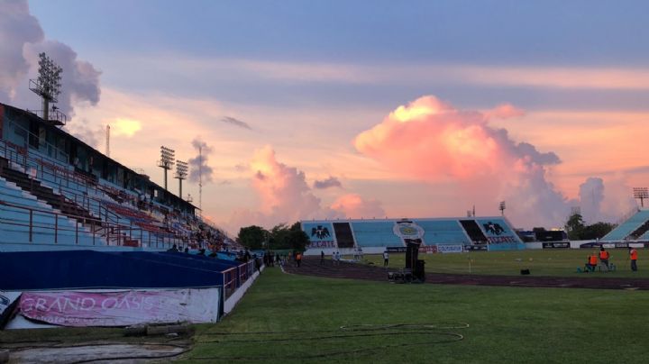 Fallas eléctricas retrasan el Cancún FC vs Leones Negros en el estadio Andrés Quintana Roo
