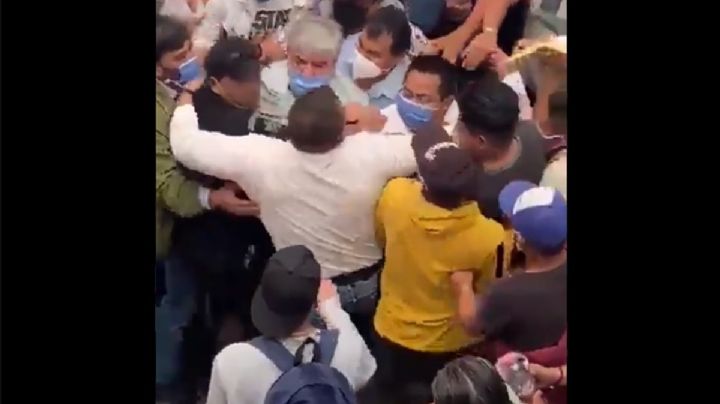 Comerciantes golpean al alcalde de Cuautitlán: VIDEO