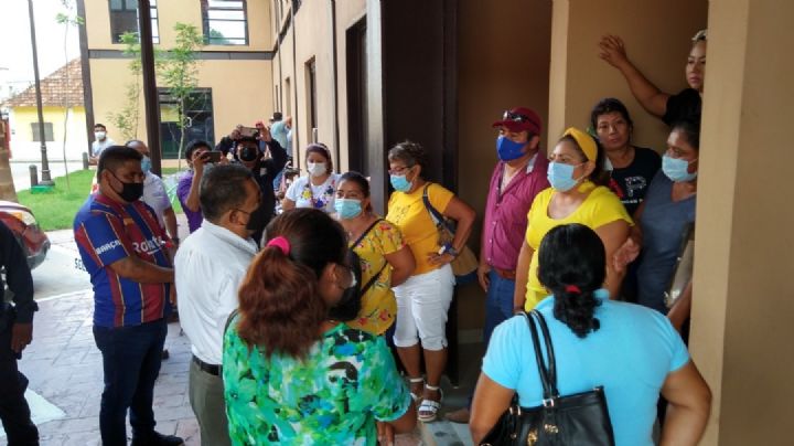 Exfuncionarios protestan frente al Palacio municipal por falta de liquidación en Palizada