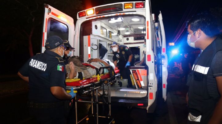 Motociclista choca contra retroexcavadora en Mérida; resultan tres lesionados