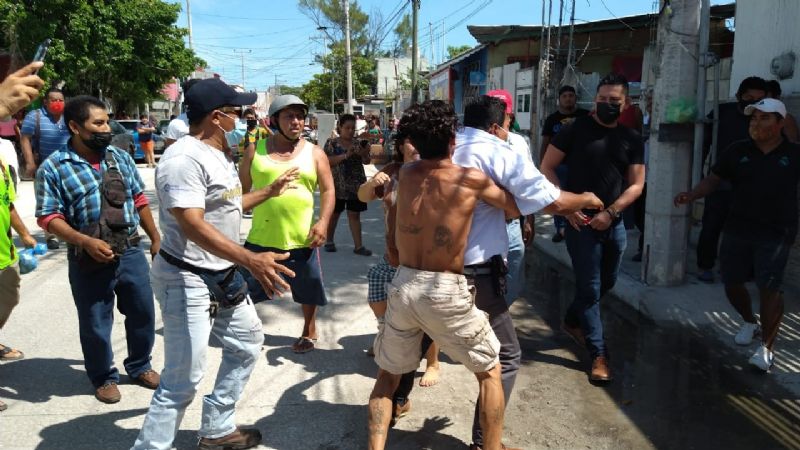 Trifulca en Ciudad del Carmen; vecinos impiden desalojo de una familia