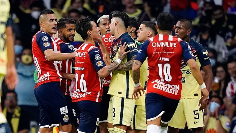 América y Chivas empatan en un intenso Clásico Nacional en el estadio Azteca