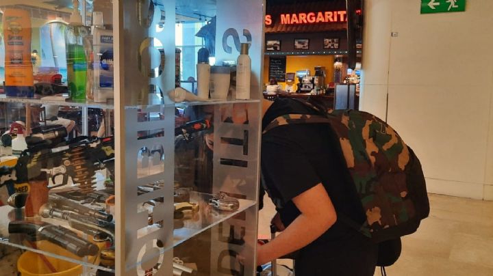 Turista casi pierde su vuelo por recuerditos en forma de arma en el aeropuerto de Cancún
