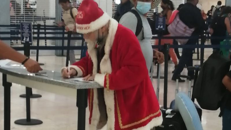 'Santa Claus' canadiense se pasea por el aeropuerto de Cancún: FOTOS