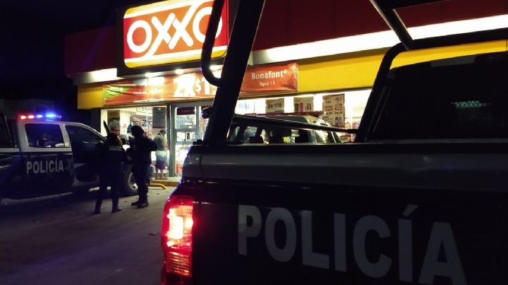 Ladrones asaltan un Oxxo y se llevan el arma de una policía en la Región 219 de Cancún