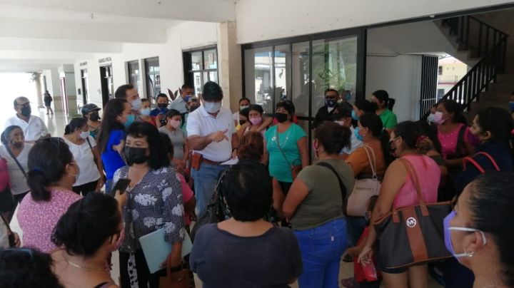 Mujeres de Antorcha Campesina se manifiestan frente al Palacio Municipal en Tizimín