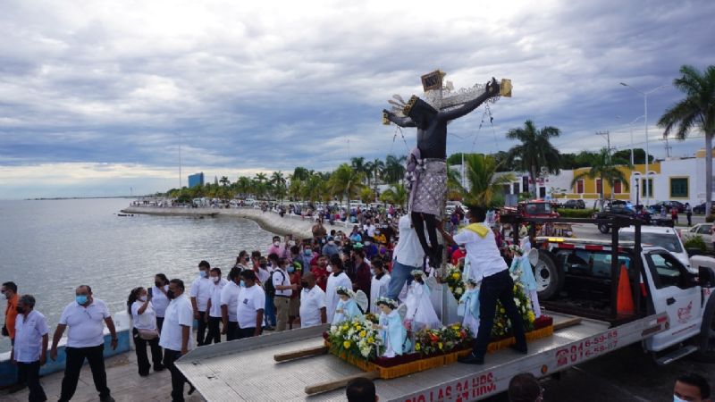 Realizan tradicional paseo por mar del Cristo Negro de San Román en Campeche
