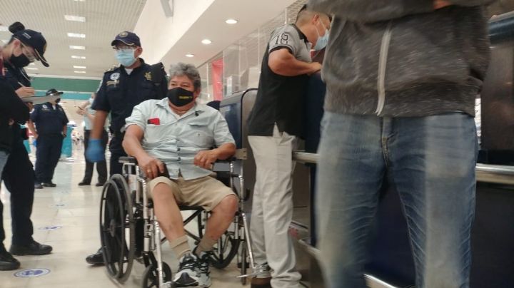 Cae pasajero de Volaris al descender del avión en Mérida; rodó por la  escalera