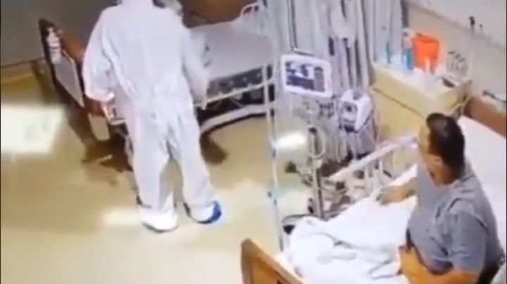 Paciente confunde a trabajador con traje anticovid con un fantasma: VIDEO