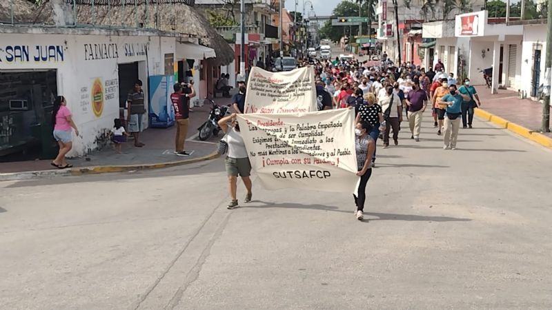Burócratas realizan marcha para exigir sus pagos atrasados en Felipe Carrillo Puerto